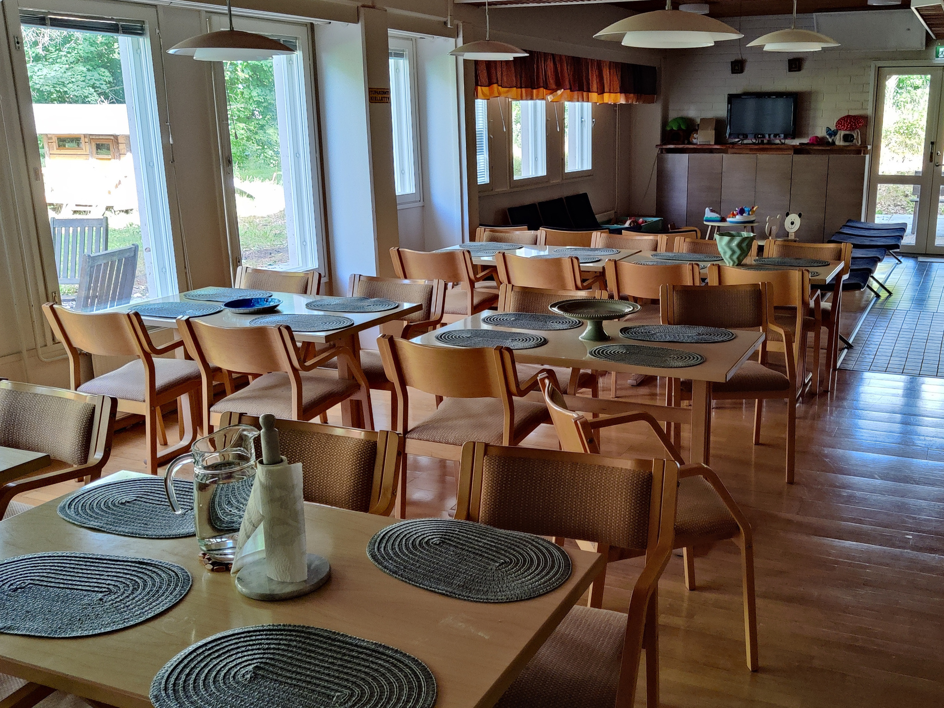 Alakerran ruokailutila