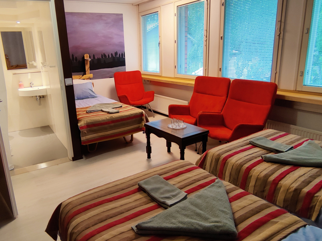 3 hengen superior huone