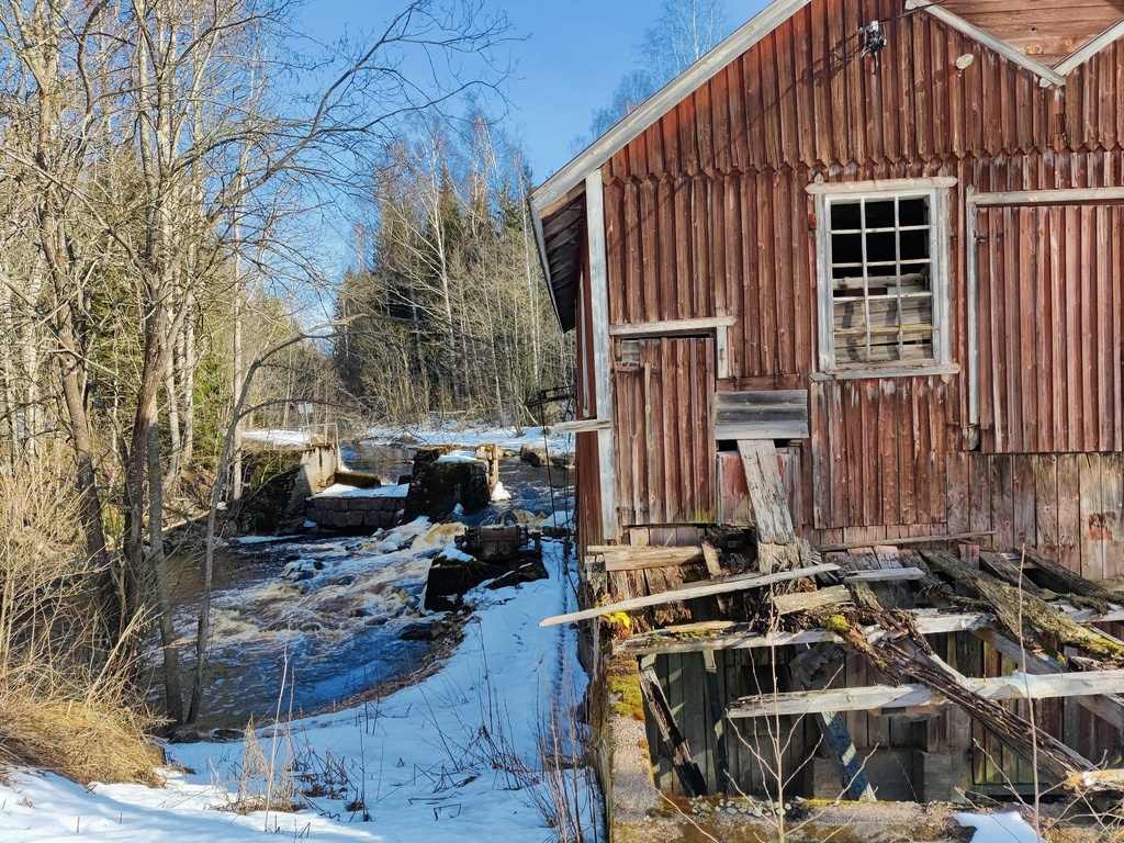 Saharakennus, joen reuna